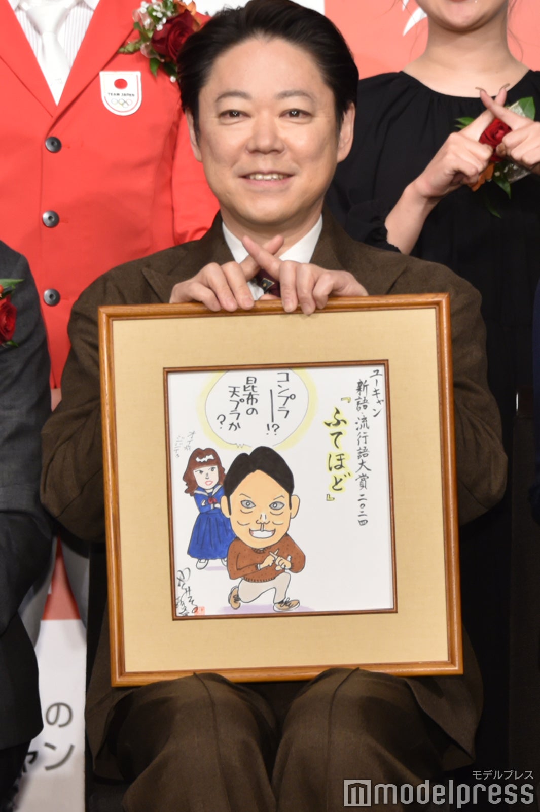 “チョメチョメポーズ”で決める阿部サダヲ（C）モデルプレス