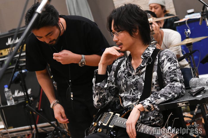 意見を出し合いながらリハーサルを進める/山田孝之、綾野剛 (C)モデルプレス