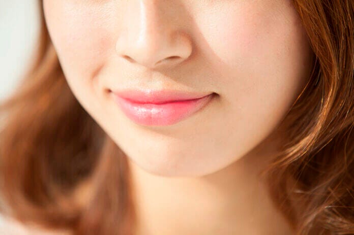 唇の感触が感じられる頬にキス