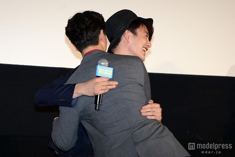 染谷将太（前）に抱きつく岡田将生（後）