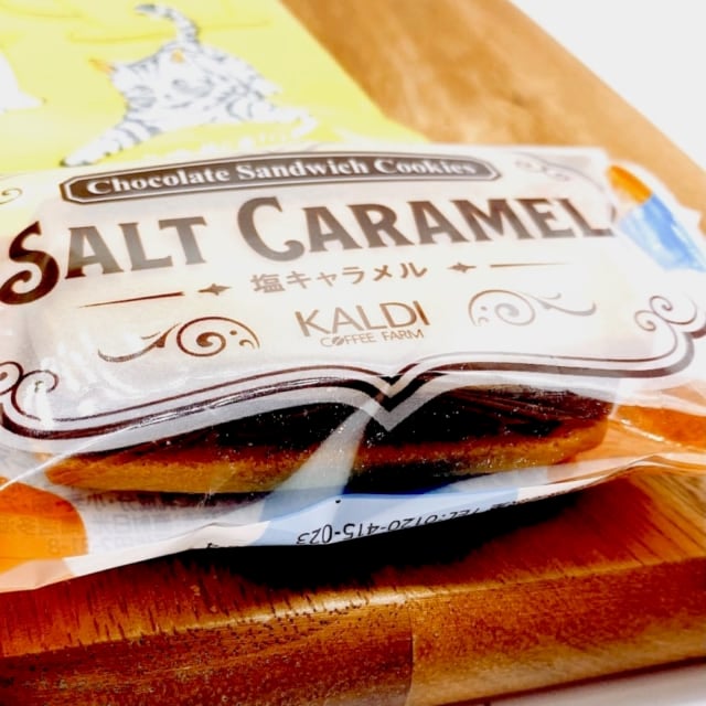 カルディオリジナル「チョコレートサンドクッキー塩キャラメル」