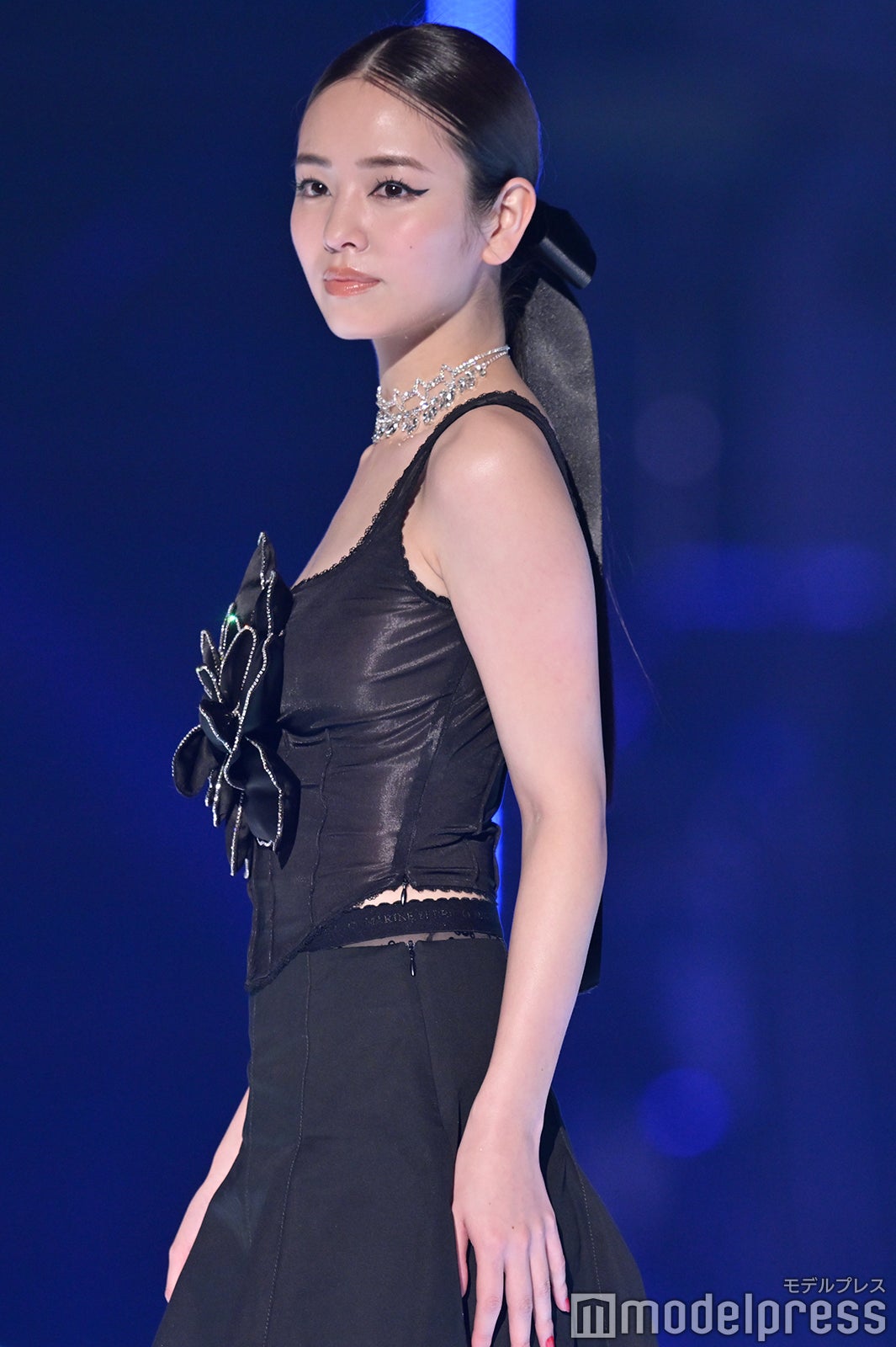 画像82/110) 高橋ひかる、胸元ざっくりワンピース姿 スラリ美脚
