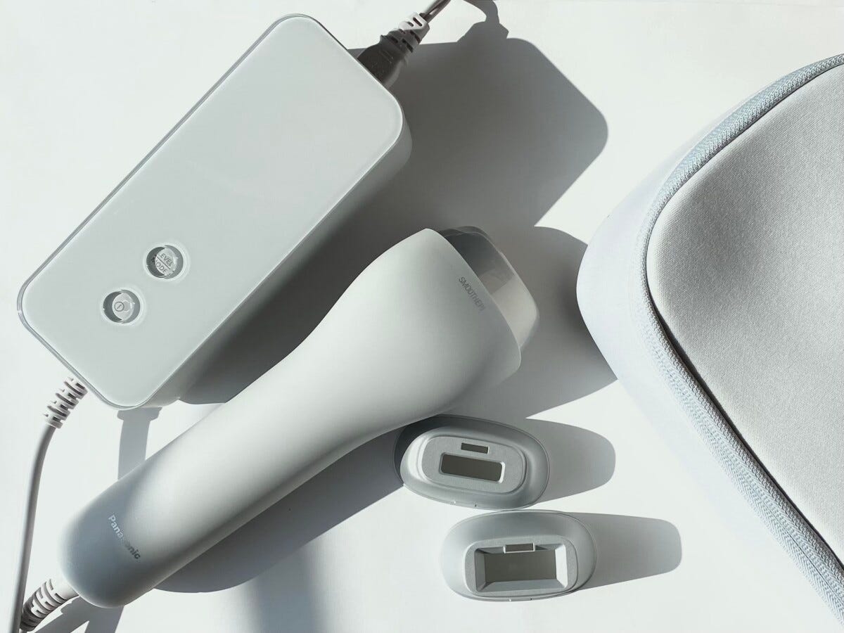 ケースも含め、白とグレーを基調とした清潔感のあるデザイン