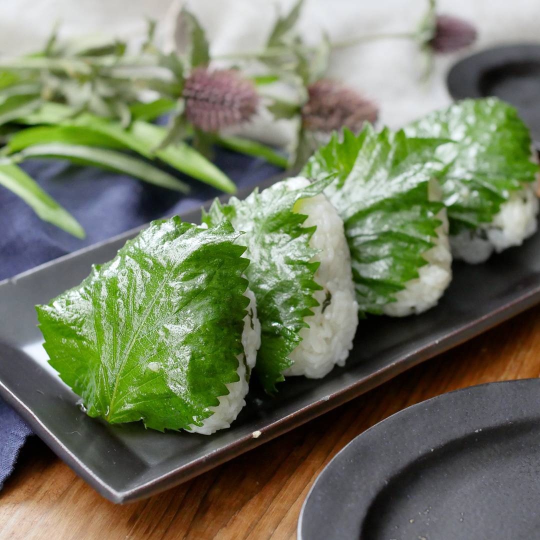 ごま油香るやみつき大葉おにぎり
