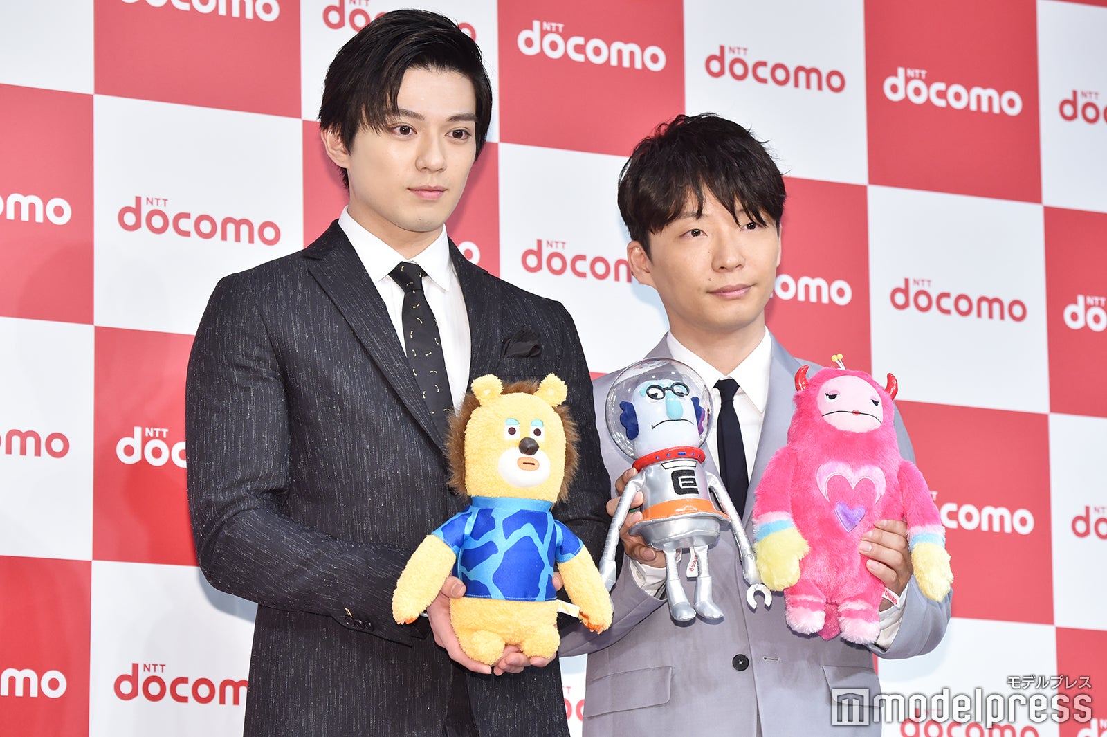 新田真剣佑、星野源 （C）モデルプレス