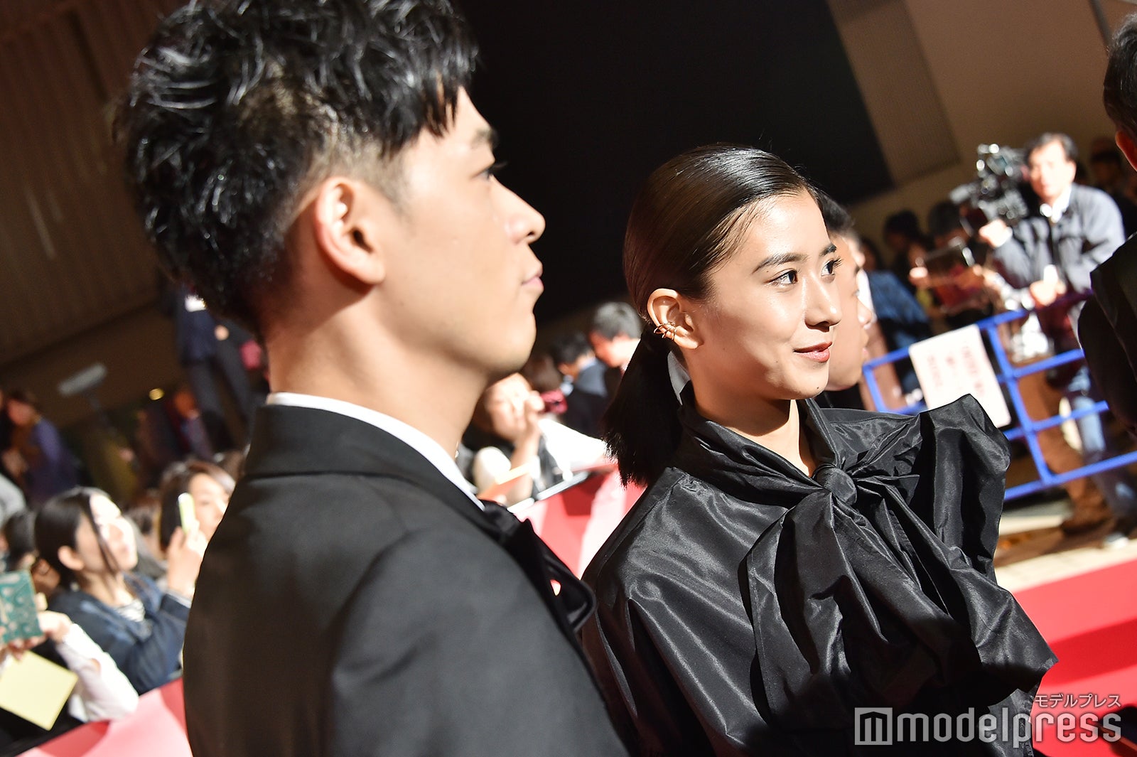 取材を受ける成田凌、黒島結菜（C）モデルプレス