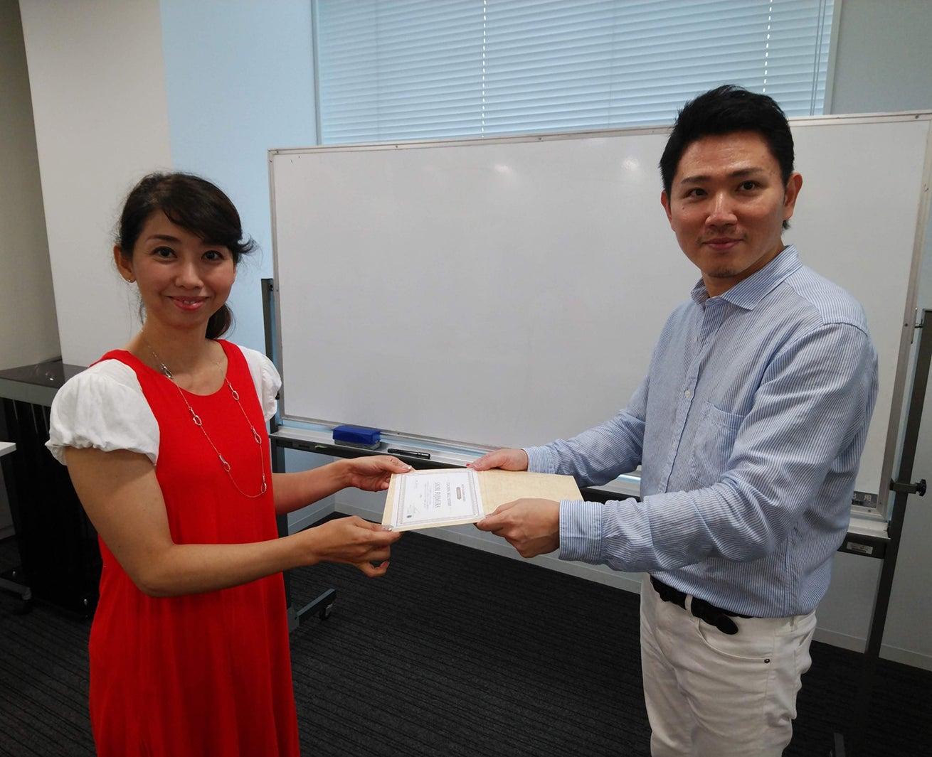 コーチングスキルアドバイザーの認定証書授与（提供写真）