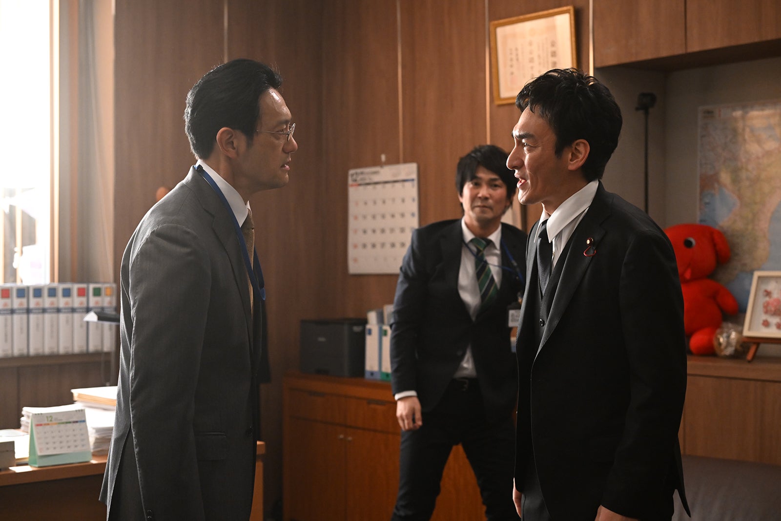 飯田基祐、草なぎ剛「罠の戦争」最終話より（C）カンテレ