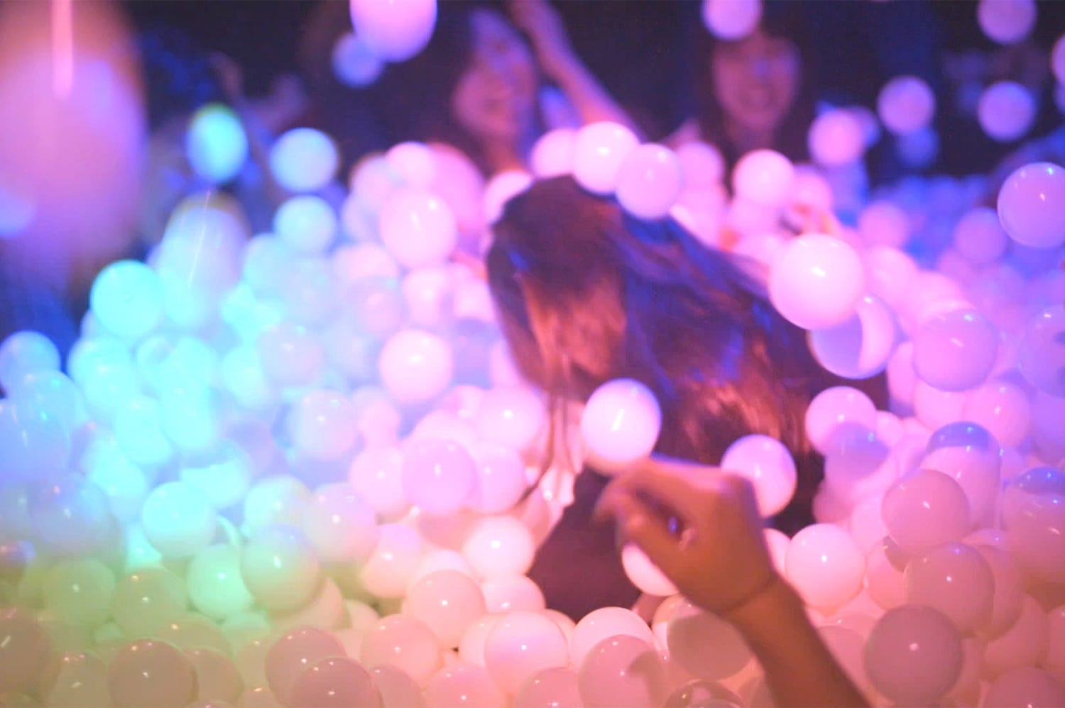 「たまパ」がネオンバージョンで復活!ボール5万個が埋め尽くす音楽パーティ
