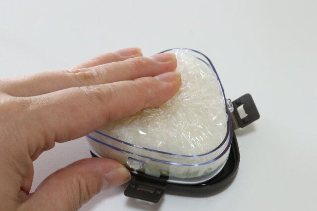 ダイソーのごちそうおにぎりケースでおにぎりを作る3