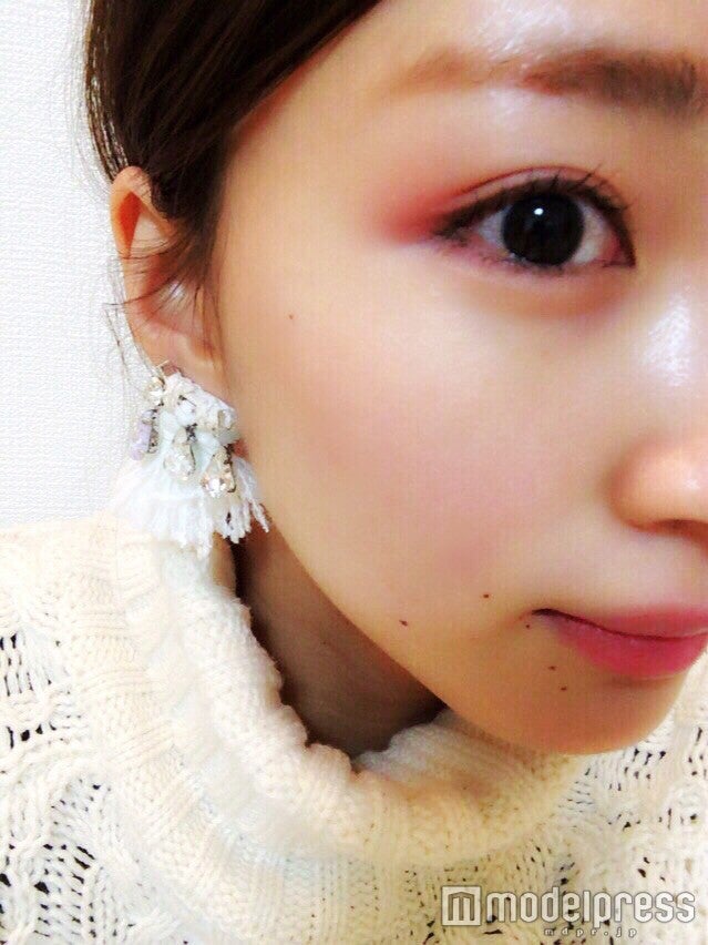 赤チークを目元にON／岡崎紗絵