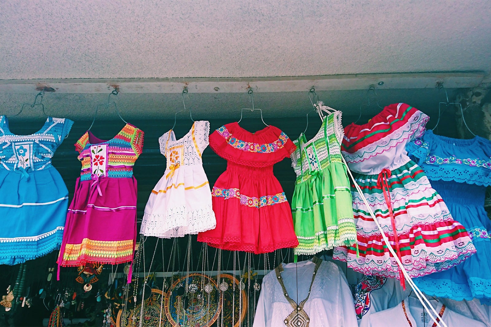 テオティワカン入口付近のお土産屋／画像提供：所属事務所