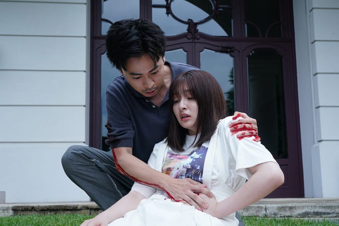 成田凌、吉川愛「降り積もれ孤独な死よ」第4話より(C)井龍一・伊藤翔太/講談社(C)ytv