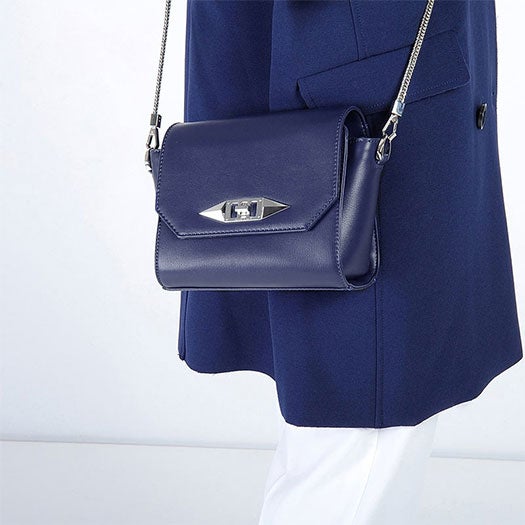 ターンロックスリングバッグ「CHARLES & KEITH」9,612円（税込）／画像提供：CHARLES & KEITH