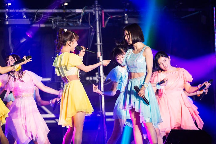 腹筋が話題の松岡茉優(中央右)/松岡茉優、モーニング娘。’16場面カット(C)『その「おこだわり」、私にもくれよ!!』製作委員会