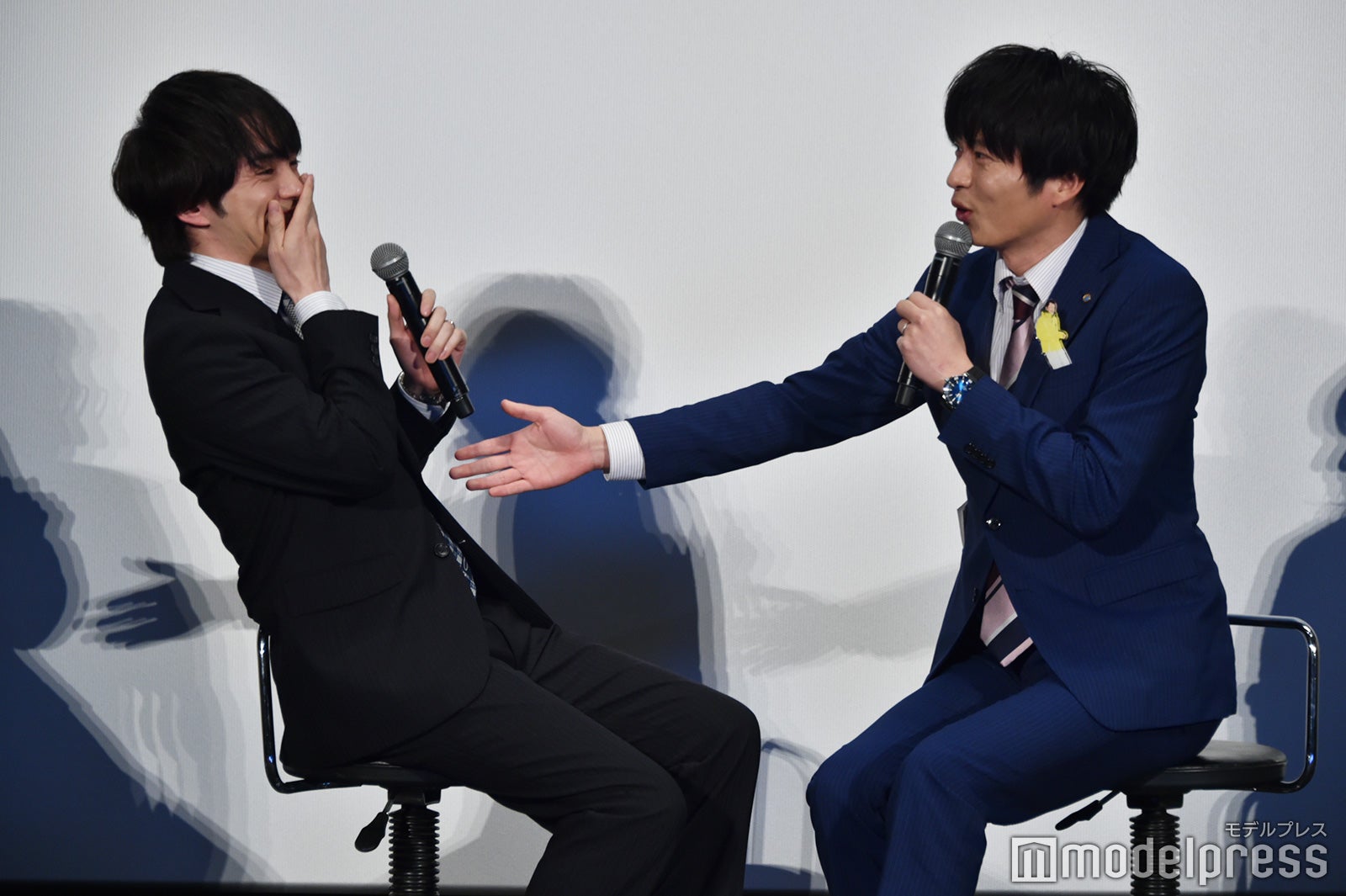 ガチ泣きする林遣都を見つめる田中圭（C）モデルプレス