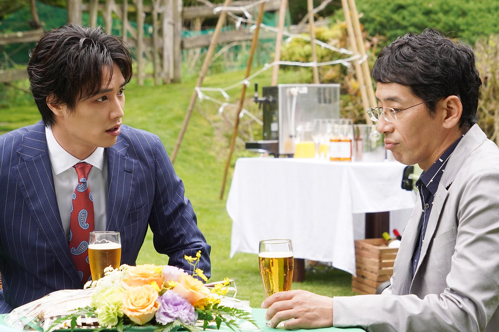 鈴木伸之、野間口徹／「悪女（わる）～働くのがカッコ悪いなんて誰が言った？～」第7話より（C）日本テレビ