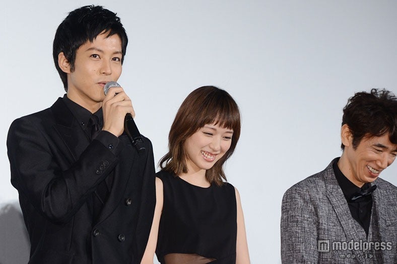 歌声を披露する松坂桃李、笑いを堪え切れない戸田恵梨香とユースケ・サンタマリア