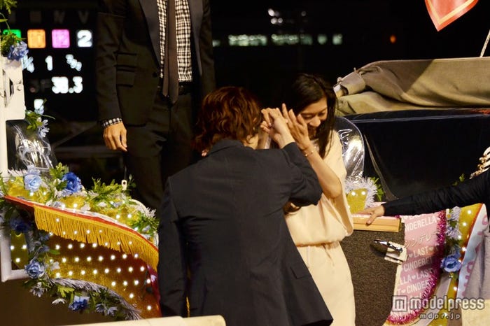 篠原涼子をエスコートする三浦春馬