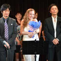 土屋アンナ(中央)