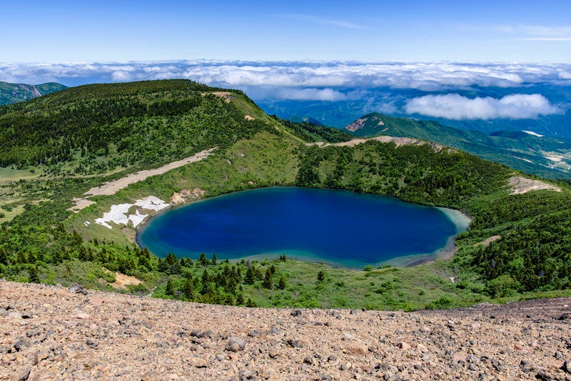一切経山山頂から見る五色沼（魔女の瞳）／写真素材ぱくたそ