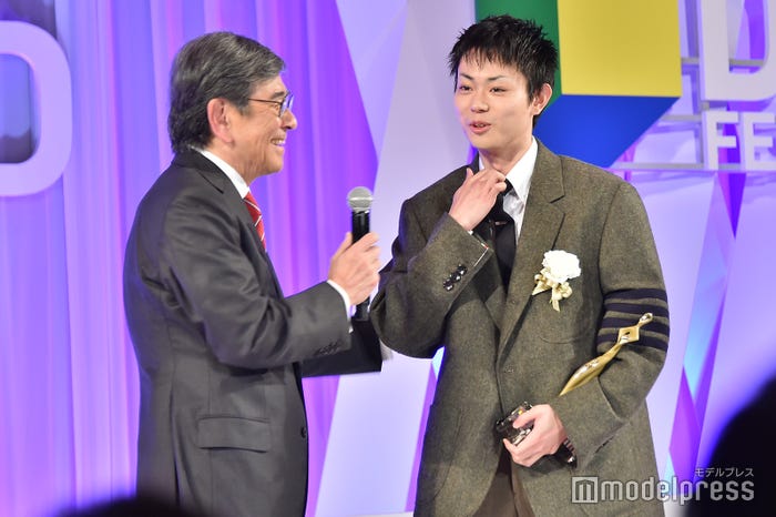石坂浩二から絶賛を受け照れる菅田将暉 (C)モデルプレス