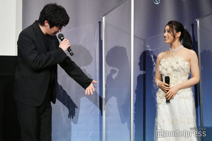 土屋太鳳に「このままで!」と懇願する田中圭(C)モデルプレス