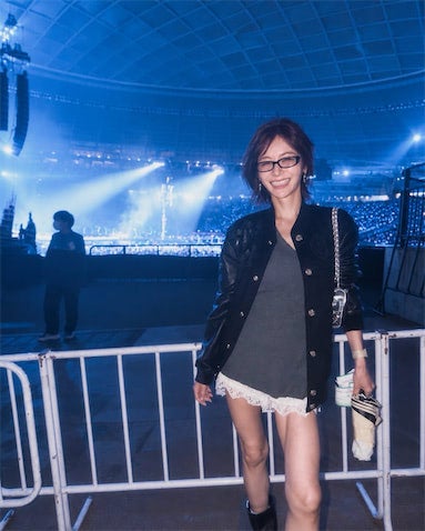 宮崎麗果、海外アーティストのライブに"超ミニ"で参戦「生ってやっぱり最高」「仕事頑張る」
