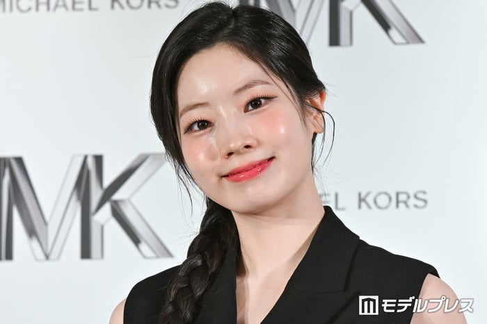 TWICEダヒョン、キャミ＆ミニスカなど美スタイル際立つオフショット公開「女神級の美しさ」「オーラが半端ない」の声