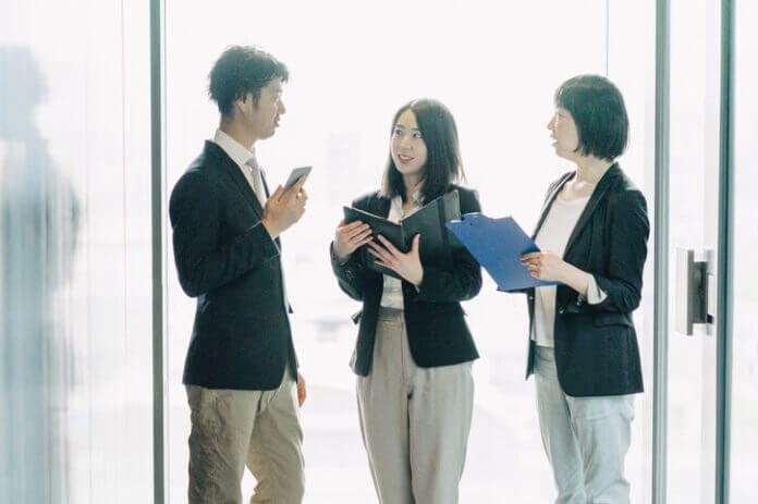 彼と話している時、腕はどうなっていますか？