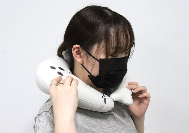 ネックピロー（アザラシ）　使用例