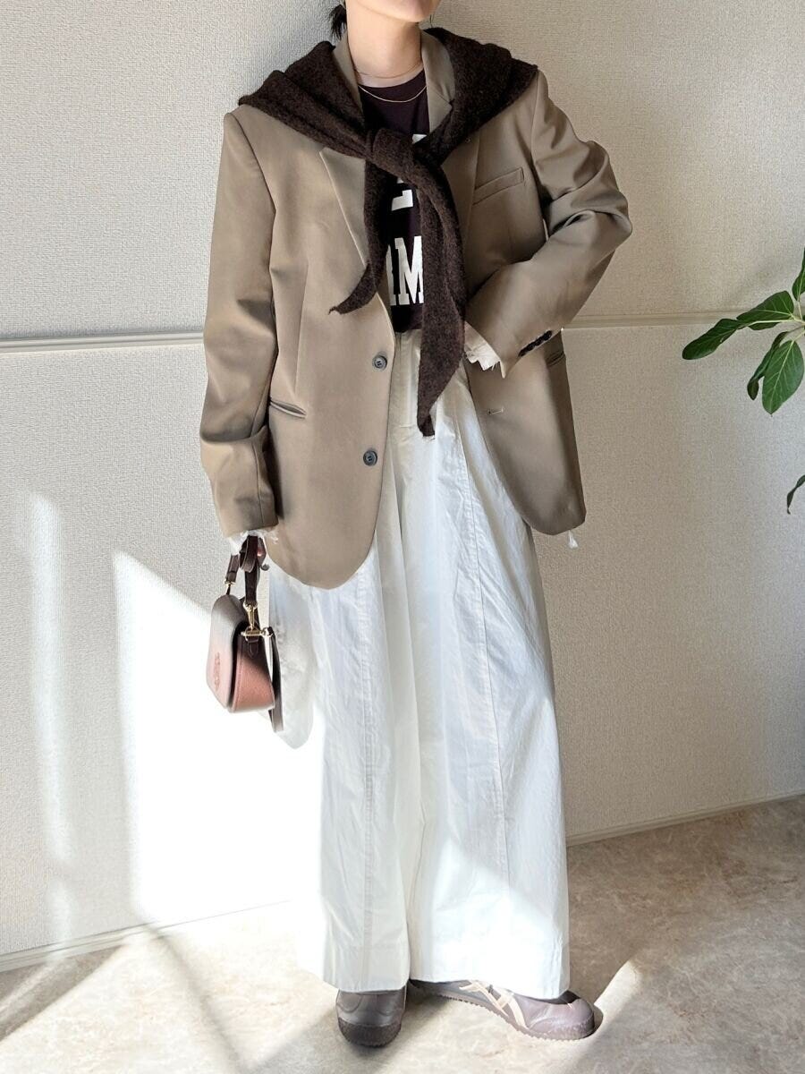 cocaビッグロゴロングTシャツとジャケットコーデ