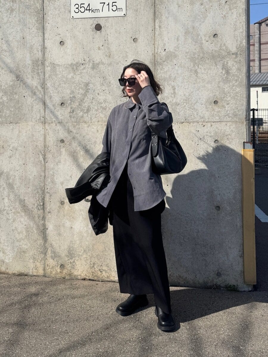 2026春大人女性黒Iラインスカートグレーシャツコーデ