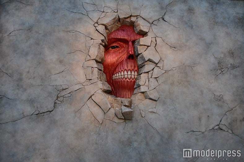 実物大 壁の巨人／夕方になるとより不気味さが増す