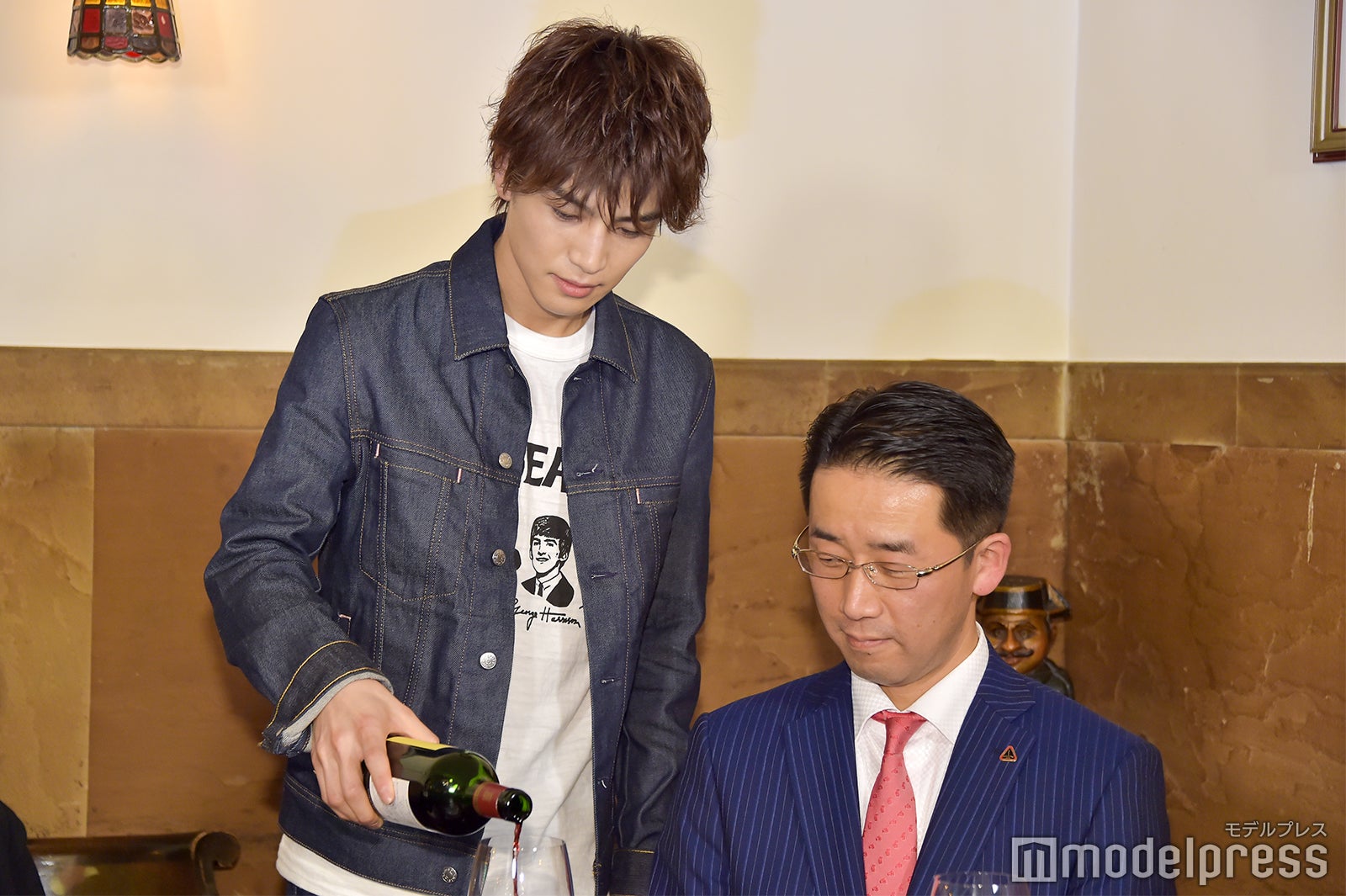 ワインの注ぎ方／岩田剛典「ホテル研修」の様子（C）モデルプレス