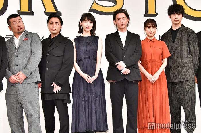 (左から)ケンドーコバヤシ、山田孝之、波瑠、佐藤健、有村架純、坂口健太郎(C)モデルプレス