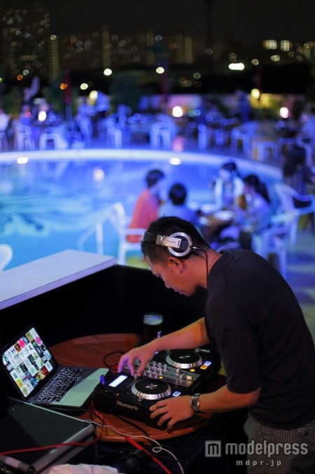 DJの創り出すラウンジ系の音楽が流れる／画像提供：ホテルニューオータニ大阪