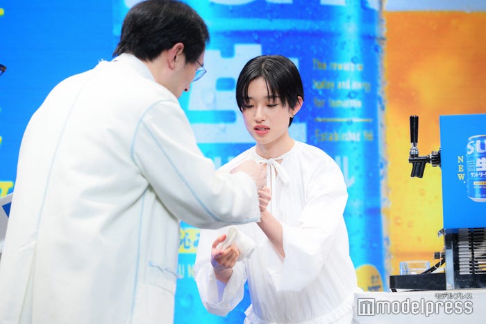 ビールを溢れさせた河合優実(右)をフォローするじろう(左)(C)モデルプレス