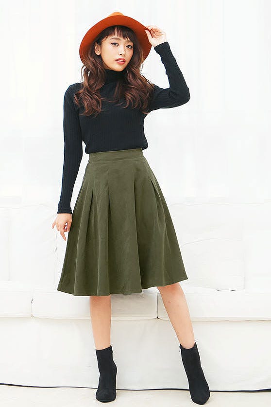 タック入りミディ丈ピーチスキンフレアスカート「神戸レタス」1690円(税込)/画像提供:神戸レタス