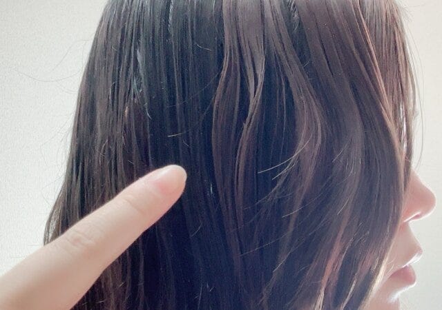 トップヘアウィッグ（分け目タイプ）　癖