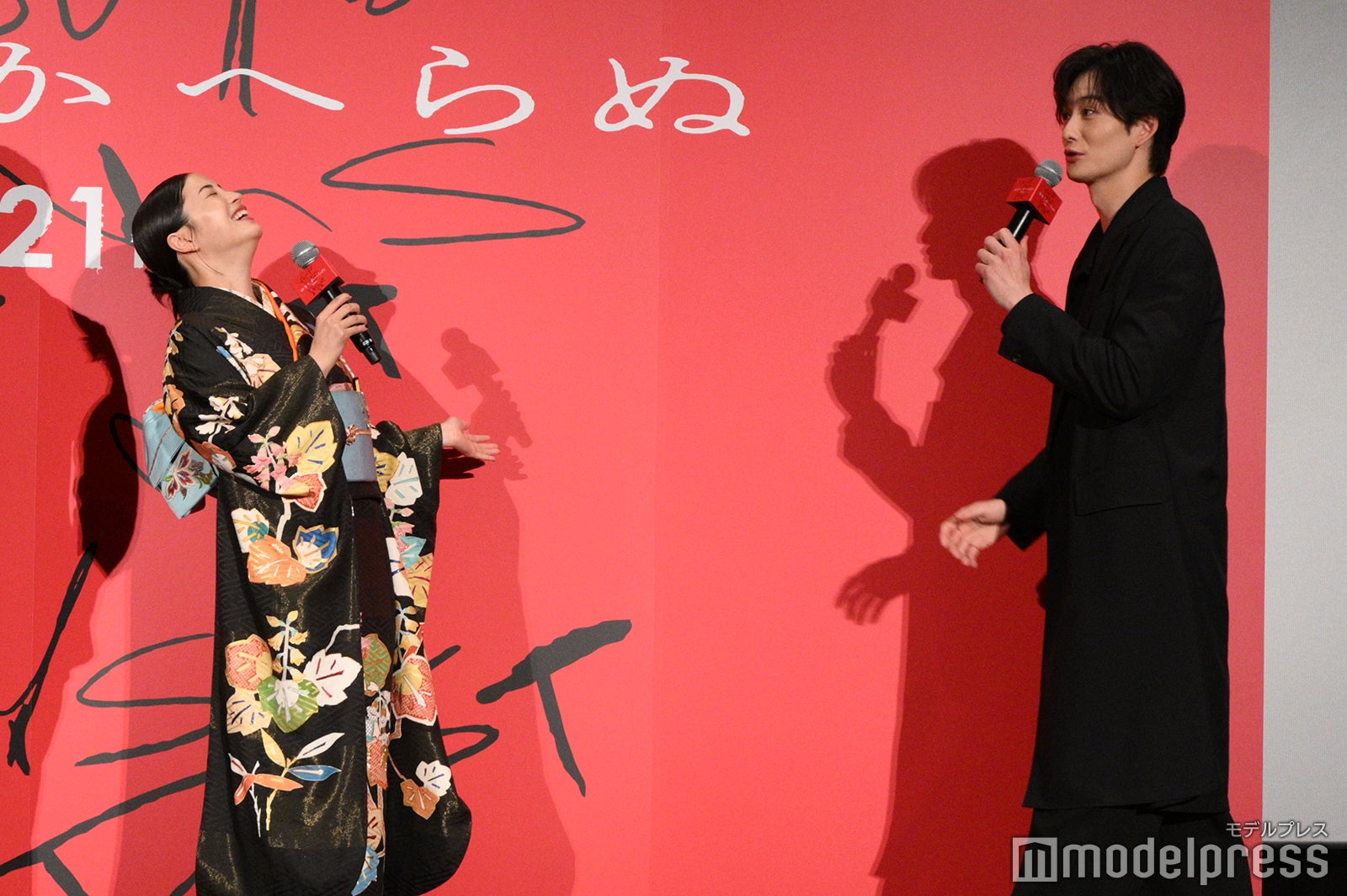 「最近の岡田将生は元気！」な岡田将生（右）、爆笑する広瀬すず（C）モデルプレス