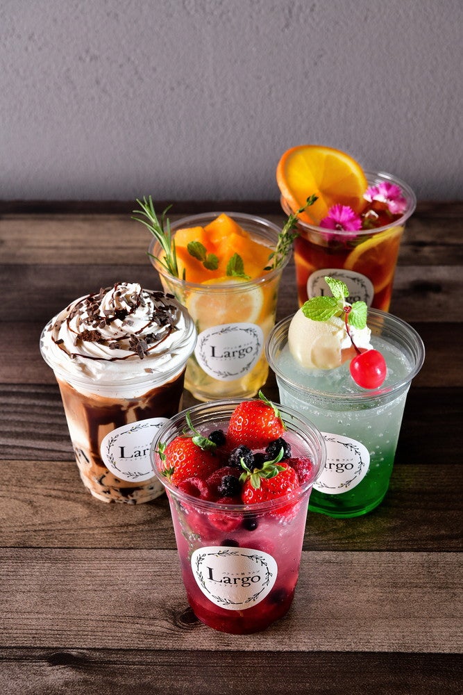 苺とベリーのソーダ700円、カフェモカ650円、クリームソーダ600円など／画像提供：阪急阪神百貨店