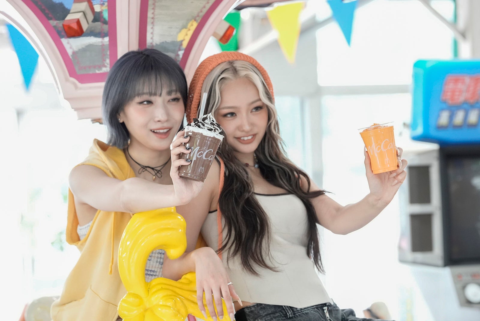 JISOO、YURI「マックに甘いの飲みにこない？リニューアル」篇（提供写真）