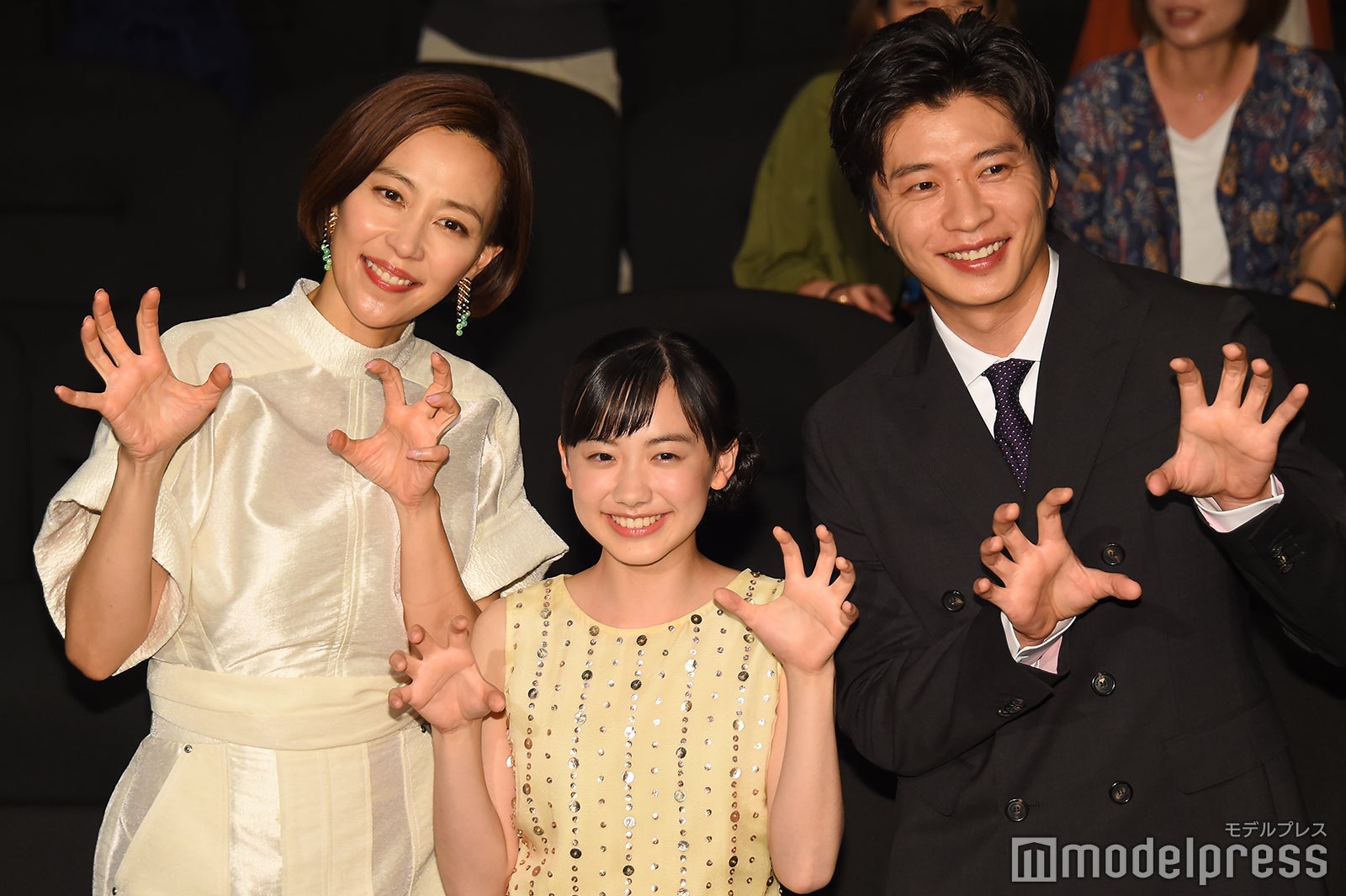 （左から）木村佳乃、芦田愛菜、田中圭（C）モデルプレス