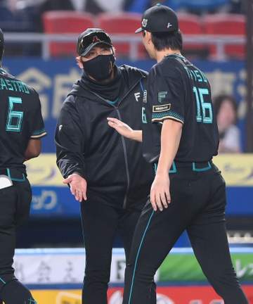 日本ハム・新庄監督 九回守備の清宮幸交代は「デッドボールじゃないよ。守備で交代させた」八回の死球の影響は否定 この日両リーグワースト6つ目の失策「変えとこうと」