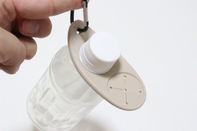 カラビナ付ボトル、タオルキーホルダー(ベージュ、黒、グリーン) ペットボトル装着方法 カラビナ付ボトル、タオルキーホルダー(ベージュ、黒、グリーン) ペットボトル装着方法