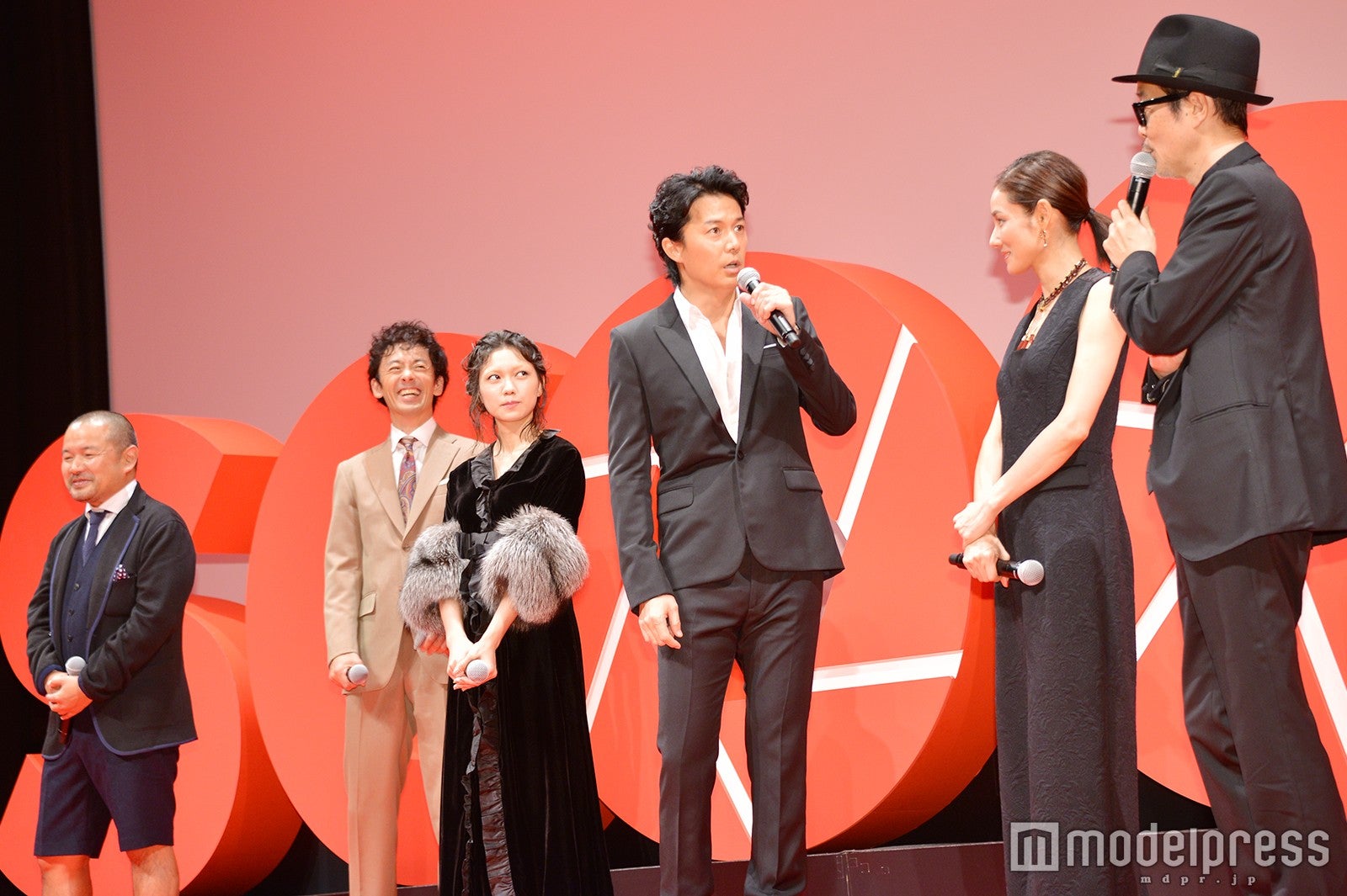 映画「SCOOP！」（10月1日公開）完成披露舞台あいさつ／左から：大根仁監督、滝藤賢一、二階堂ふみ、福山雅治、吉田羊、リリー・フランキー （C）モデルプレス