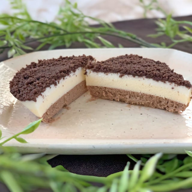 ファミマのショコラチーズケーキ断面2個