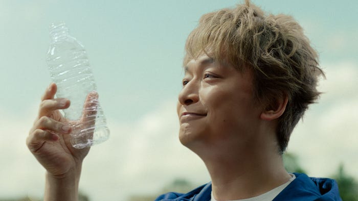 香取慎吾/「ボトルは資源!(香取)/(稲垣)」篇より(提供写真)