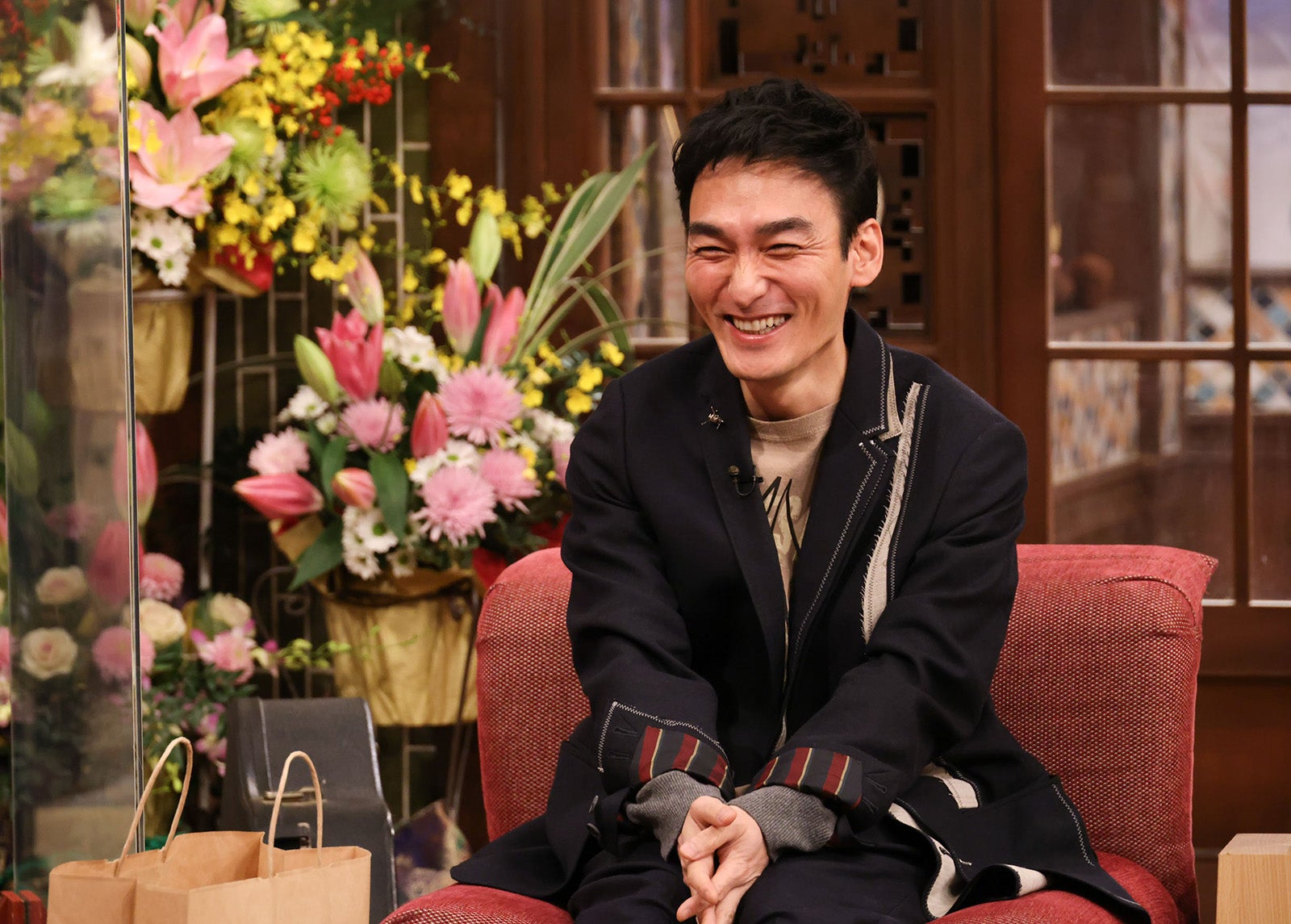 草なぎ剛、明石家さんまと7年ぶりに再会 即興でギター弾き語り生披露